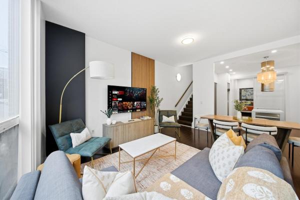 2-storey Townhome Near The Cn Tower & Sleeps 10 - Toronto