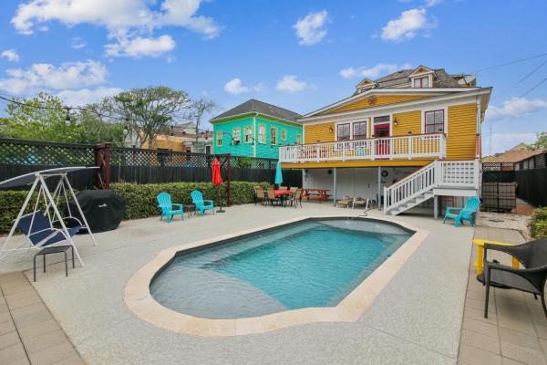 Abfab Seaside Cottage - Galveston, TX
