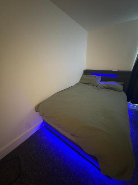 Stylish One Bedroom Flat In A Great Location - Bury