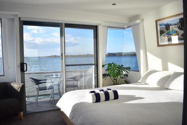 Luxury Houseboat - Drift Flotel - Gold Coast