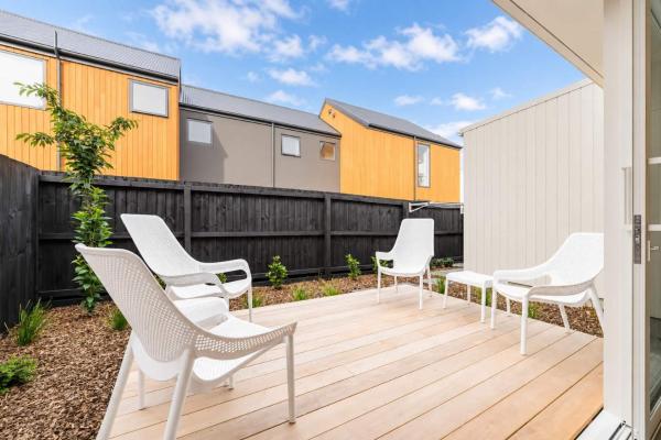 Modern Two Storey Stay With Private Patio - Lyttelton