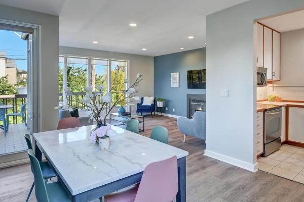 Lake Union Waterfront 2br Large Balcony Sleeps 6 - Seattle, WA