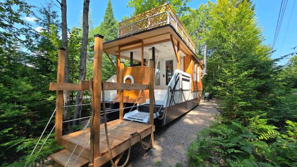 Waterfront Houseboat Getaway - L'odyssee - Québec, QC