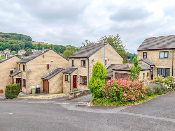 Spacious 3 Bedroom Home With Pool Table And Garden - Huddersfield