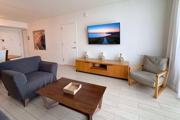 Intracoastal View Apt Balcony & Resort Amenities - Hallandale Beach, FL