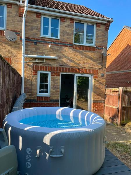 Spacious 2br Retreat With Private Backyard Jacuzzi - Newcastle upon Tyne