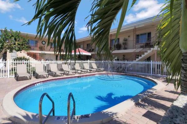 Beach Boutique Mini-cottage And Pool - Treasure Island, FL