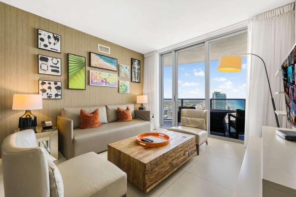 Roomy 2br - Beach Plus Pool - Sleeps 6 - Hollywood, FL