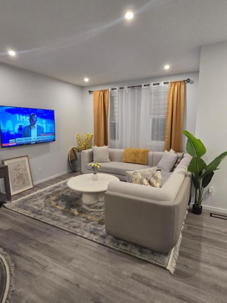 Modern Spacious Home - Near Airport - 4 Bedtooms - Calgary