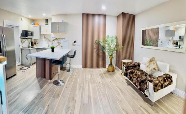 Private Guest House Wi-fi Private Patio Assigned Parking Near The Strip & Convention Center - Las Vegas, NV