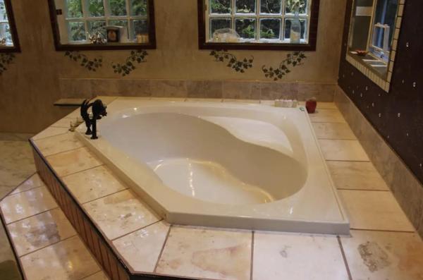 Bedrooms In Sooke Wonderland - Hot Tub - Pool - Koi Pond - Sooke