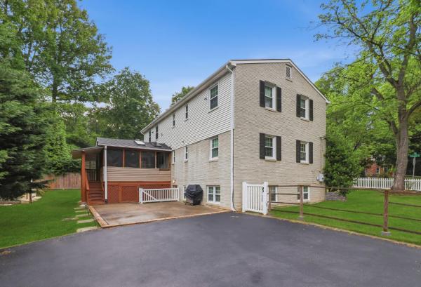 9 Bedroom 6 Bath - Entire House - Alexandria, VA