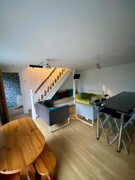 4 Room,11 People Backpackers Style House - Wales