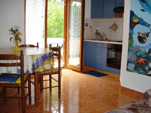 På bildet vises objektet Apartments and Rooms Suzana som ligger i byen Kršan.
