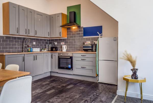 Bond Street Apartment Near The Promenade With Two Bathrooms And Workspace - Blackpool