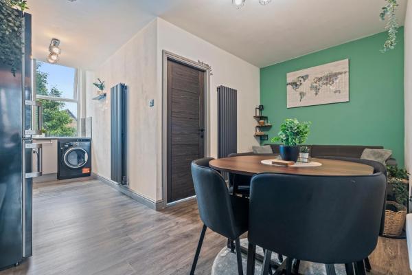 Spacious Home For 5 People, Free Parking & Wifi - Leeds