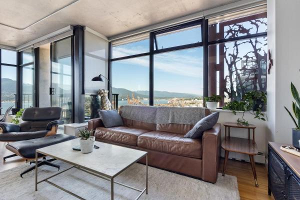 The W, Modernized 2 Bedroom Downtown Highrise - West Vancouver