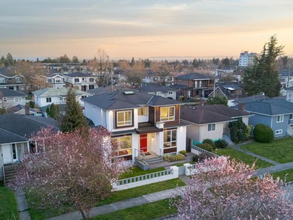 Centrally Located Luxury Home With Views And Cinema - Vancouver