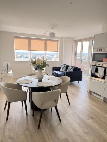 2 Bed - Free Parking - Wifi - Heathrow Airport - Staines