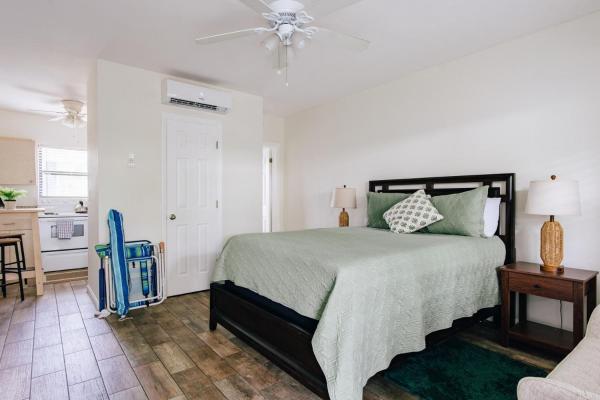 Studio In Pompano Beach Two Blocks From The Ocean - Deerfield Beach, FL