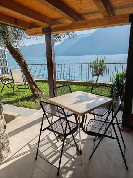 Peaceful Lakefront Garden - Iseo