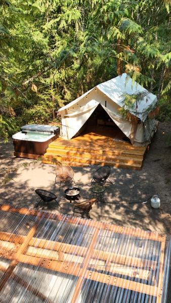 Under The Cedars Glamping Experience With Hot Tub - Washington