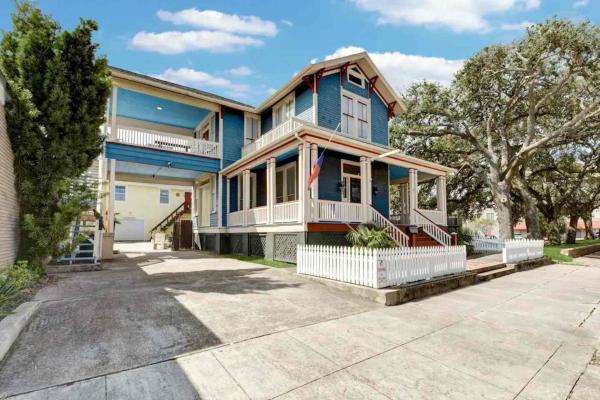 Blue Home Near Beach & Pier - Galveston, TX