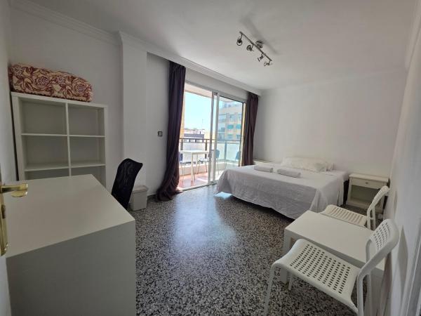 Habitación Privada Super Grande Con Balcon Grande En El Centro De Malaga La Mejor Zona Justo Enfrente Dela Estacion De Tren A - Málaga