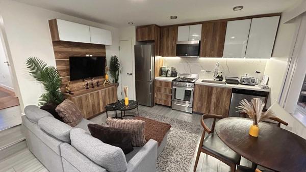 Modern Penthouse In Prime Downtown Location - Horseshoe Bay