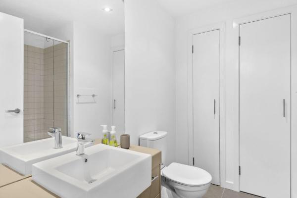 Point Grey Apartment 16 - Lorne