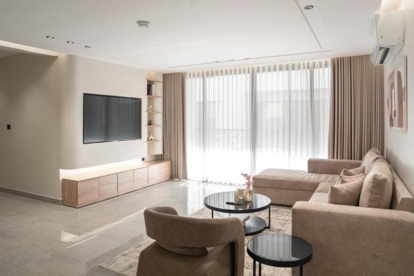 شقه 3 غرف نوم و غرفة عاملة بصالة وشرفة دخول ذاتي - Dammam
