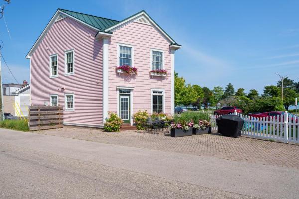 Urban Stay By The Bay: Downtown Pet-friendly Home - Traverse City, MI
