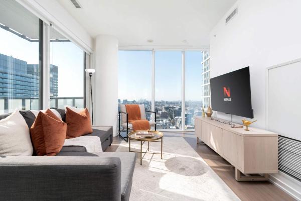 Modern 2br In The Entertainment Hub With Parking - Toronto
