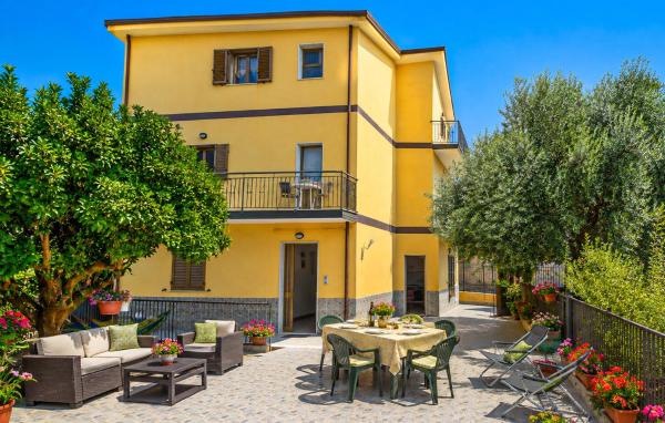 4 Bedroom Pet Friendly Apartment In Saline Joniche - Calabria