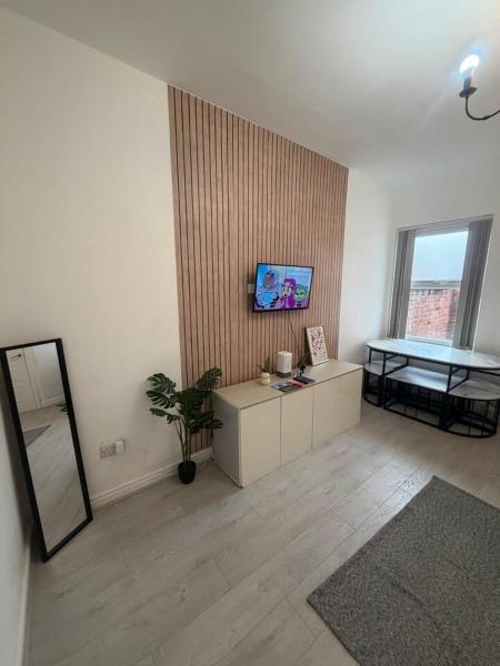 4bdr Manchester, Great Location! - Manchester