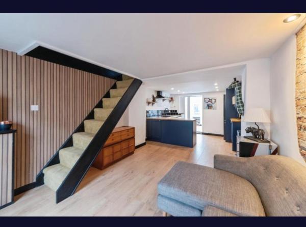 Lovely 2 Bed Terrace House - Portsmouth