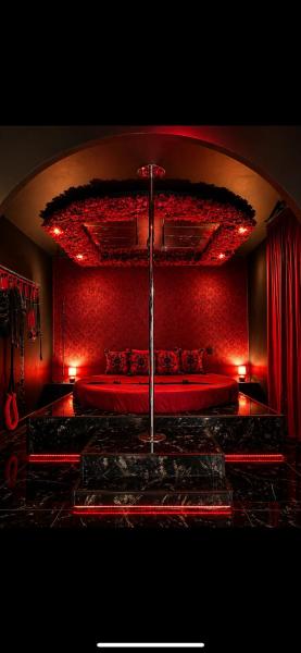 Suite éRotique Avec Balnéo Privée-pole Dance-croix De Saint-andré- Balançoire Et Banc De Soumission 10 Min Centre Montpellier - Carnon