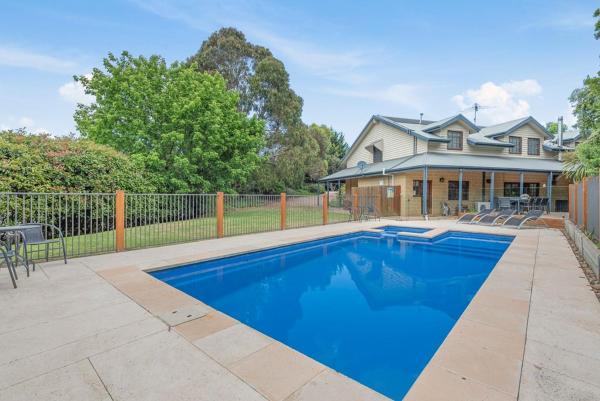 Magnolia Cottage - Large Family Home Pool & Spa - Rye