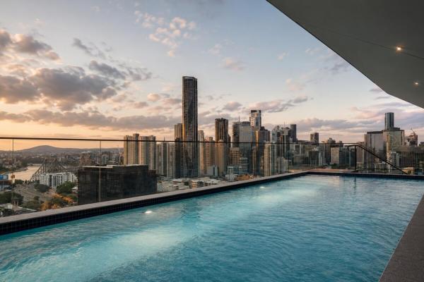 2br City Sky Home - Pool - Gym - Sleeps 6 - Baby - Balmoral