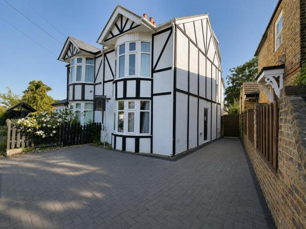Luxury Windsor Stay 4br - Garden & Parking - Slough