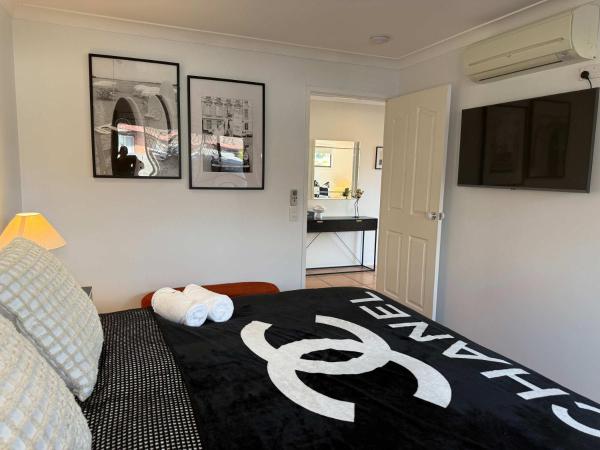 Riverfront Spacious Home With Pool Pontoon Wifi Sleeps 10 - Gold Coast