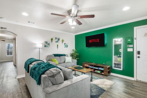 Private Fenced Yard Short Walk To At&t Globe Life!! - Arlington, TX