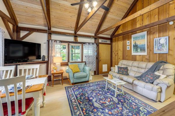 6 Mi To Grandfather Mtn: Lake Cottage W/ Deck - North Carolina