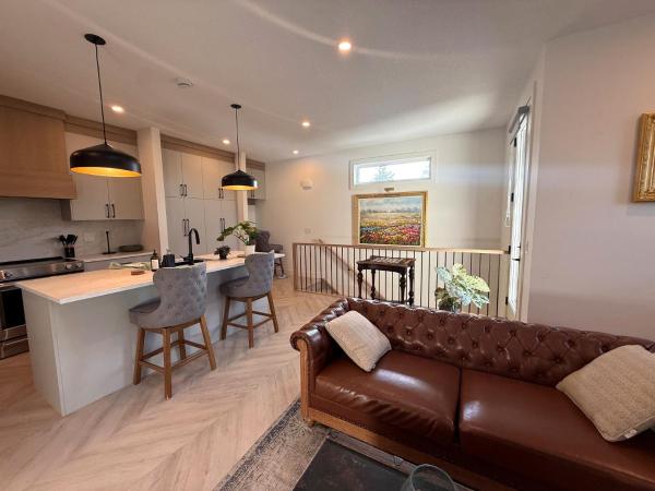 The Luxury Rose Villa - Calgary