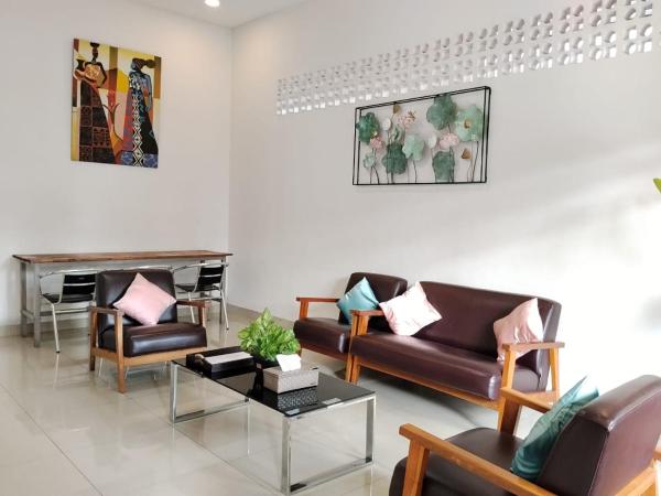 Tropical Cozy House In The Heart Of Medan - Medan