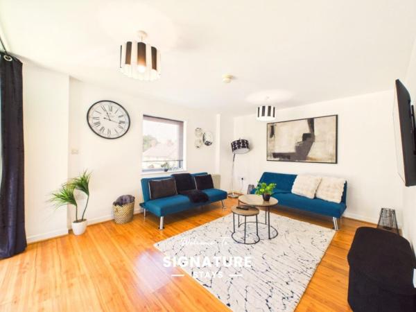 New Stylish Central Apartment By Signature Stays With Balcony & Free Parking - Enfield, UK