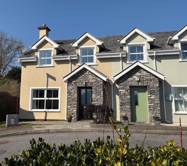 3 Bedroom Home With Sea Views From The Front - Kenmare