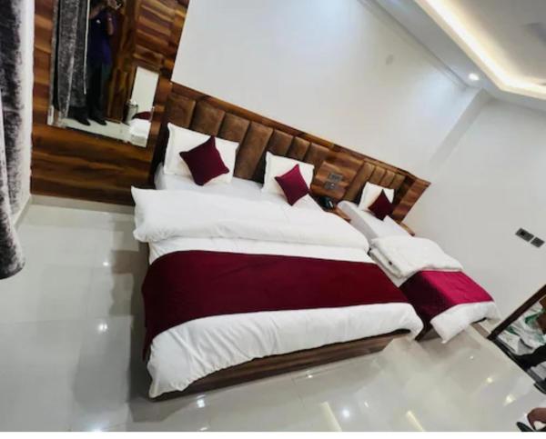 Evergreen Axis Hotel - Indie
