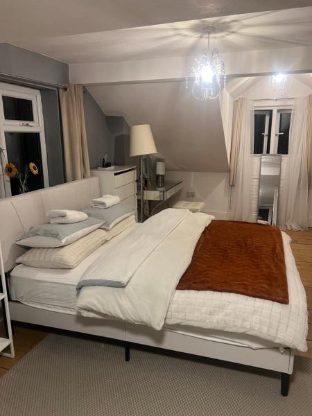 Lovely Spacious Home With Parking - Nottingham