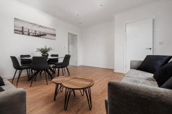Bolton Retreat Perfect For Contractors & Families - Bolton